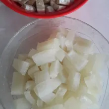 potong tempe dan kikil yang sudah di cuci bersih.