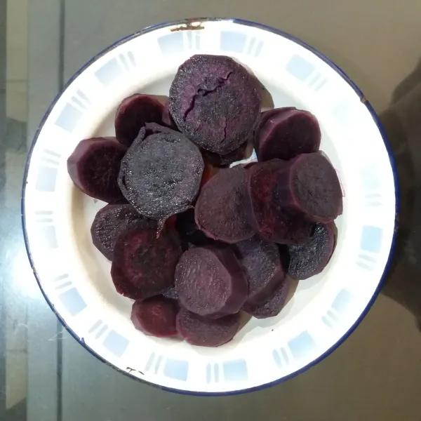 Kukus ubi ungu hingga matang sekitar 20 menit.