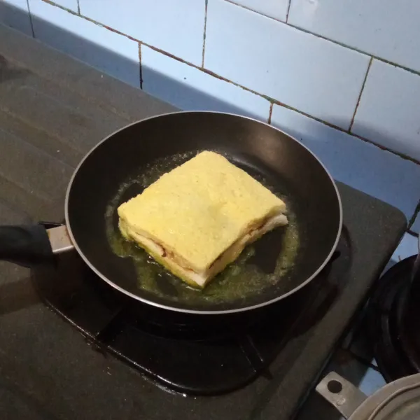 Toast di atas teflon, bolak-balik.