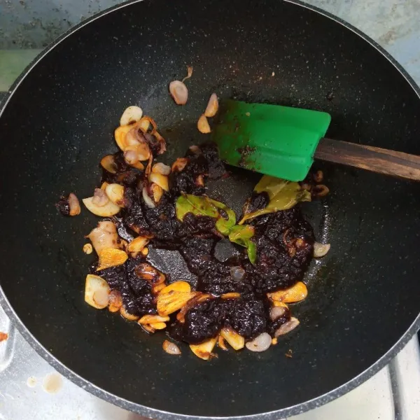 Masukkan bumbu krengsengan, lalu aduk rata.