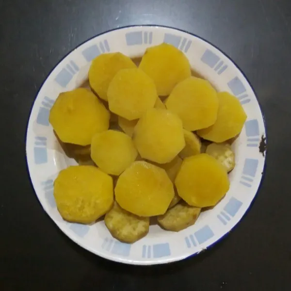 Kukus ubi kuning hingga matang sekitar 20 menit.