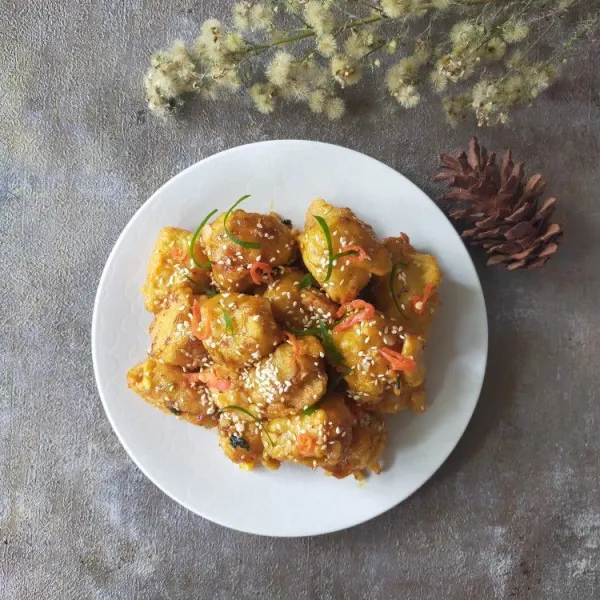 Sajikan dubu jorim dengan taburan wijen sangrai dan irisan daun bawang.