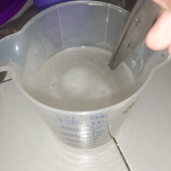 Ambil 300 ml cairan jelly lalu biarkan menjadi hangat, di bawah 50° celcius agar bakteri di yoghurt tidak mati. Biarkan sisa jelly tetap di panci.