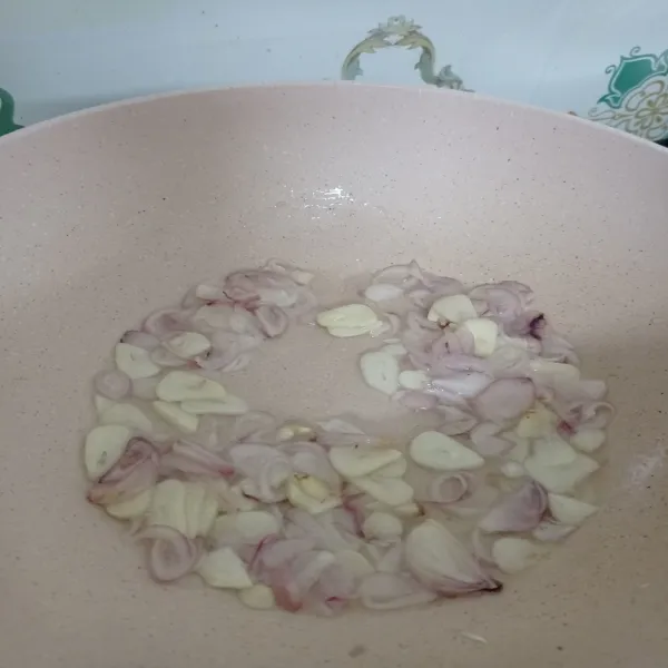 Panaskan minyak, tumis bawang merah dan bawang putih hingga layu.