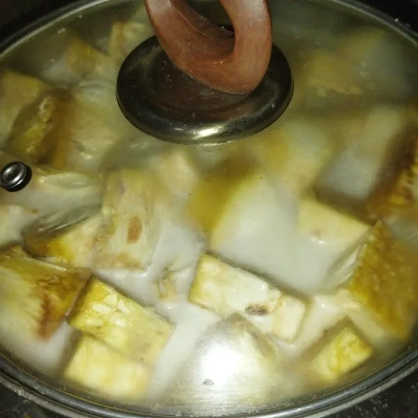 Lalu tutup pancinya, masak dengan api kecil.