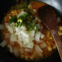 Masukkan kikil, tambhkan air, garam, kaldu bubuk, dan irisan cabe hijau, masak hingga matang.
