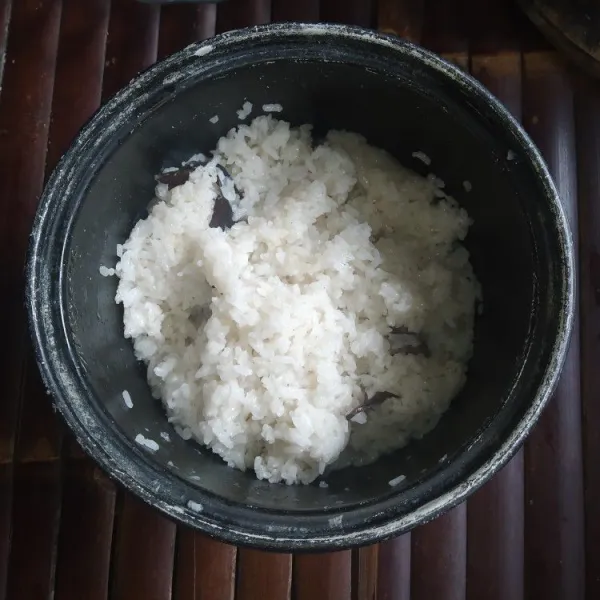 Masak ketan dengan rice cooker, dan tambahkan santan, garam, daun salam, masak hingga matang seperti menanak nasi. Angkat dan sajikan.