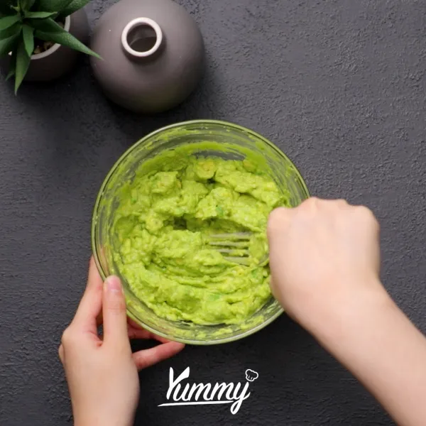 Ambil mangkuk dan hancurkan alpukat menggunakan garpu.