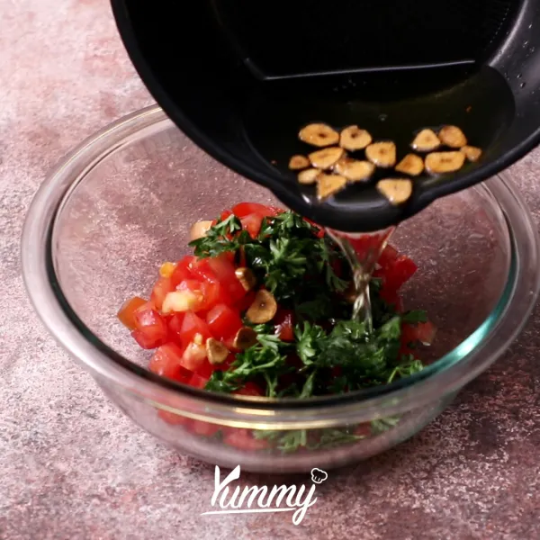 Siapkan wadah terpisah, masukkan tomat, parsley, minyak bawang, olive oil dan balsamic vinegar.