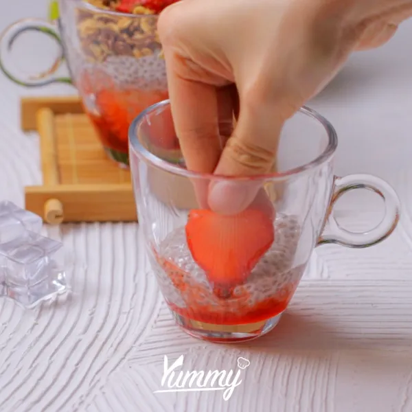 Tambahkan chia pudding yang telah didinginkan dan buah strawberry.