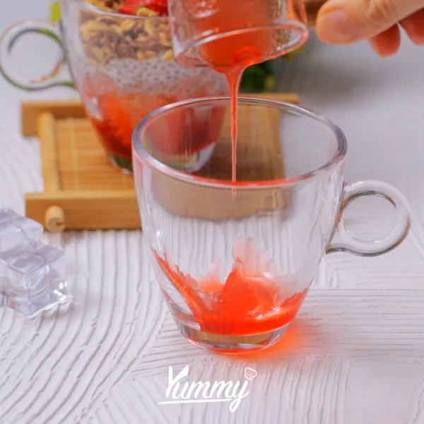Siapkan gelas saji, masukkan saus strawberry ke dalam gelas.