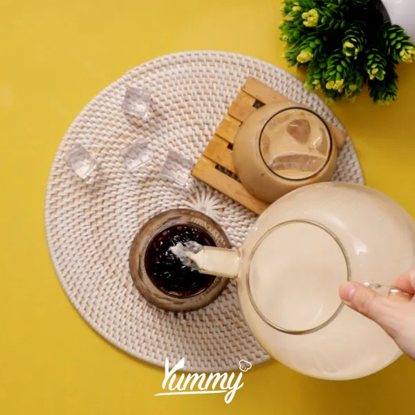 Tuangkan milk tea hingga ¾ gelas, aduk dan sajikan.