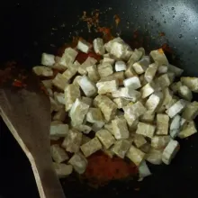 Masukkan tempe aduk rata.