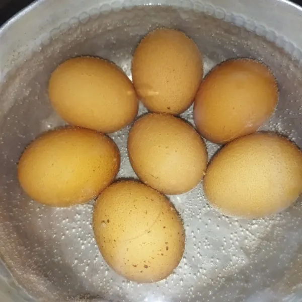 Siapkan panci lalu masukkan telur dan air secukupnya. Rebus selama 10 menit, dihitung dari mulai menyalakan api.