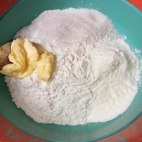 Campur tepung terigu, margarin, gula pasir, dan garam.
