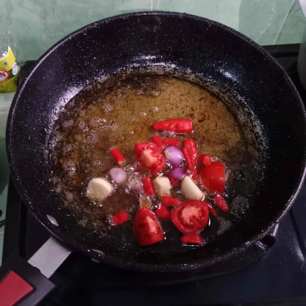 Lalu goreng tomat, cabai dan bawang.