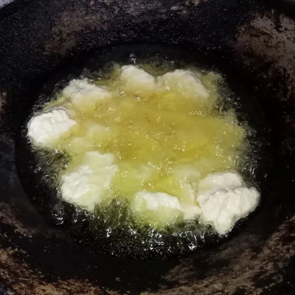 Ambil adonan dengan sendok makan dan masukkan ke dalam minyak panas.