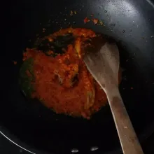 Tumis bumbu halus dan rempah hingga harum.
