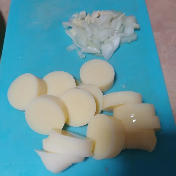 Keluarkan tofu dari plastik dan iris bulat, untuk bawang putih dan bawang bombay di rajang halus.