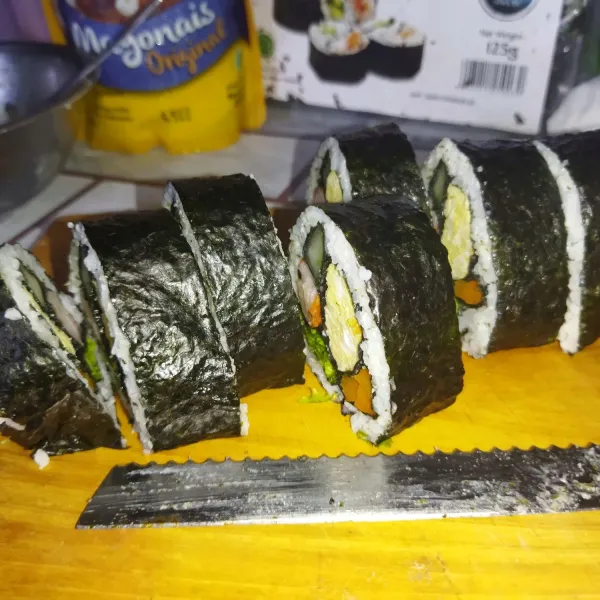 Lalu berikutnya potong-potong lagi hingga menjadi 8 potongang kimbab dan kimbab siap disajikan.