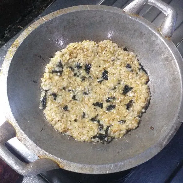 Siapkan wajan, tambahkan sedikit minyak goreng. Masukkan campuran nasi kemudian pipihkan dan ratakan.