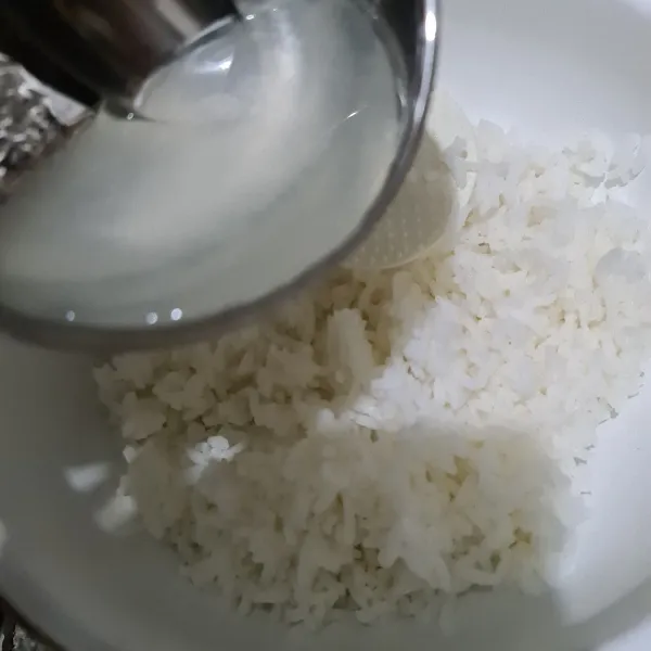 Campur semua bahan dashi. Siapkan nasi panas dan beri dashi secukupnya.