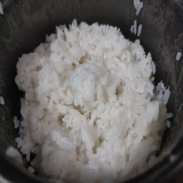 Masak beras dengan takaran air lebih banyak daripada memasak air biasa agar nasi lebih lembek.