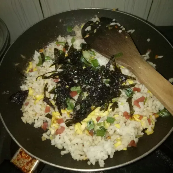 Tambahkan nori dan daun bawang. Aduk rata, tes rasa dan angkat