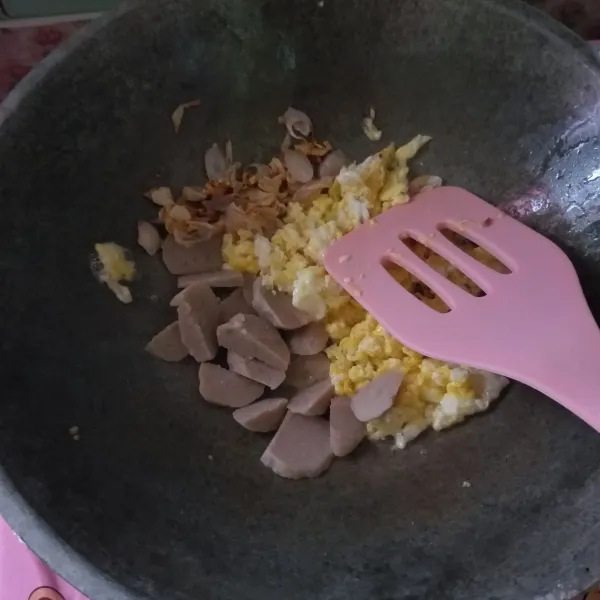 Sisihkan bawang ke pinggir wajan, kemudian masukan telur ayam, dan buat telur orak-arik, terakhir masukan baso aduk rata.