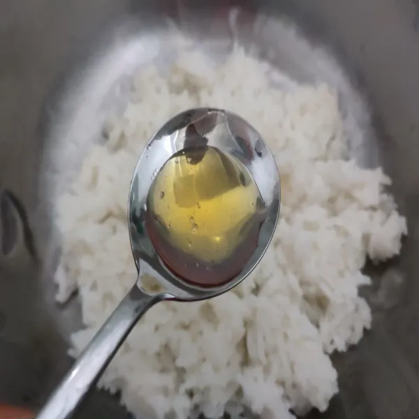 Salin nasi ke dalam wadah, beri minyak wijen serta garam. Aduk rata.