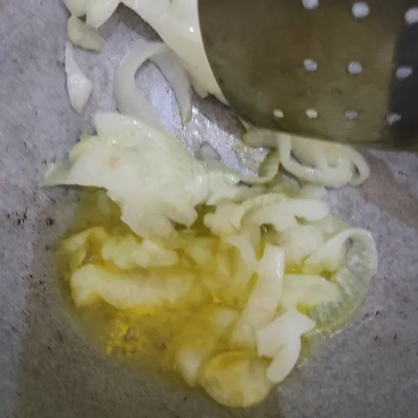 Siapkan bahan isi : panaskan margarin tumis bawang bombay hingga harum