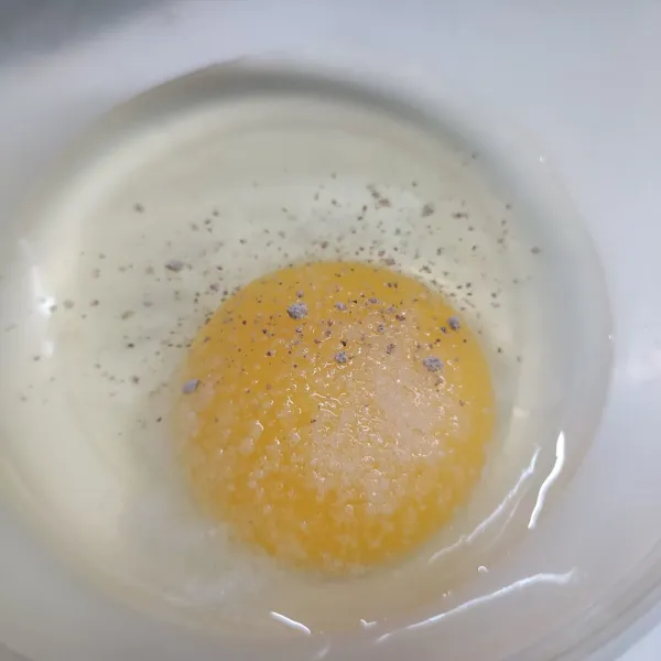 Telur orak arik : kocok telur, merica bubuk dan garam sampai rata.