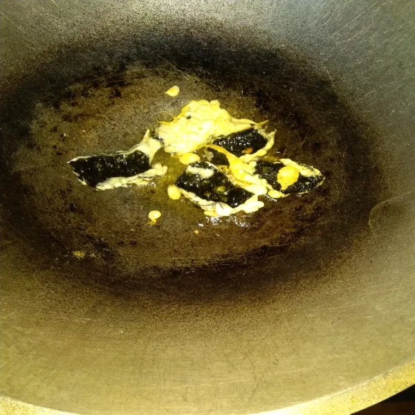 Kemudian goreng dala minyak panas sampai kering dan berwarna kecoklatan, angkat. Tiriskan dahulu.