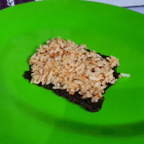 Siapkan 1 lembar nori. Tambahkan di atasnya nasi boncabe.