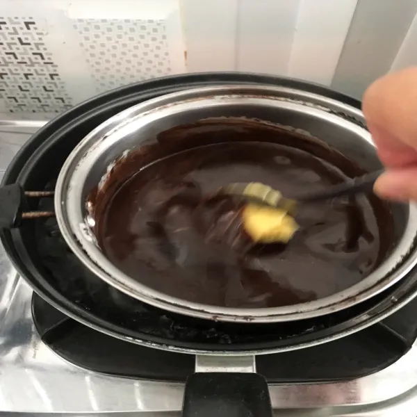 Masukkan semua bahan ganache, lelehkan dengan cara di tim. Sisihkan.