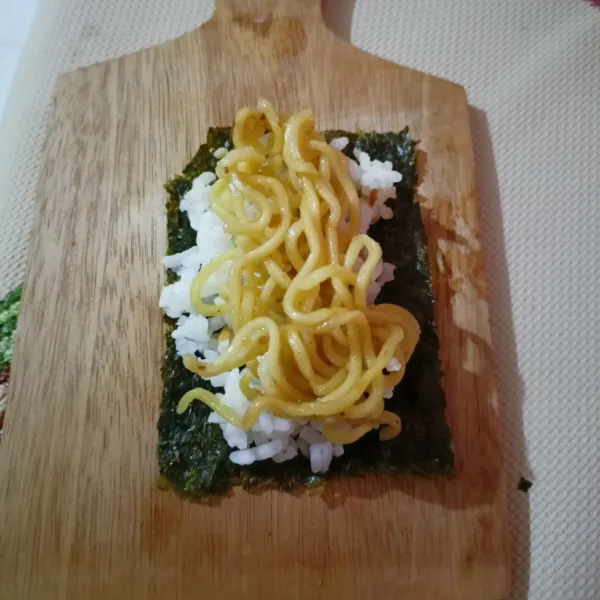 Beri isian mie goreng secukupnya.