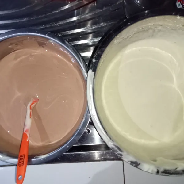 Bagi adonan menjadi dua bagian, beri pasta cokelat pada bagian adonan yang lain.
