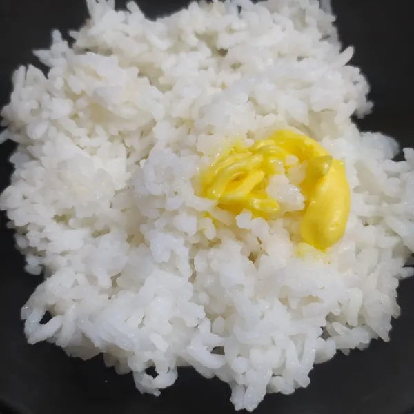 Campur nasi panas dengan 1 sdt margarin, aduk sampai rata