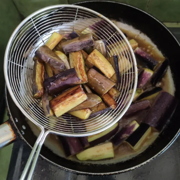 Goreng terong hingga kecokelatan dan angkat, lalu sisihkan.