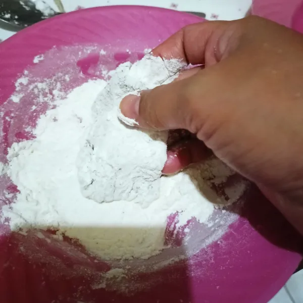 Lalu masukkan ke dalam adonan tepung kering, balurkan merata semua.