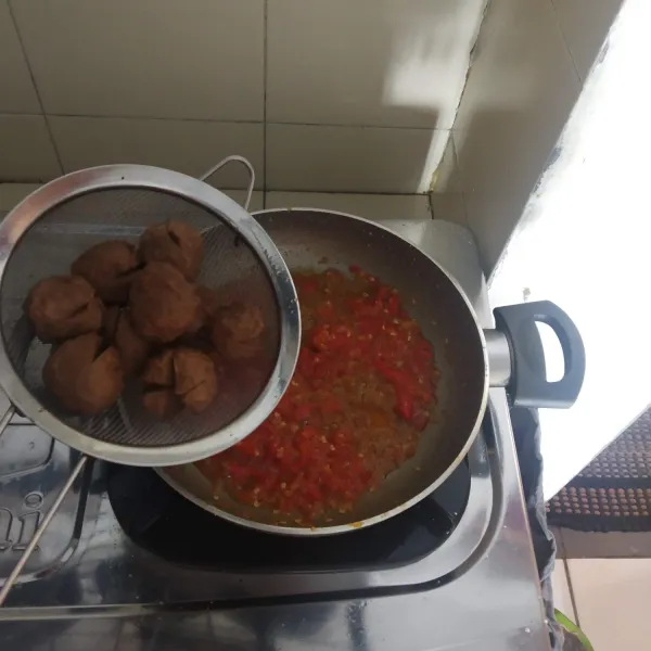 Masukkan bakso yang sudah digoreng sebelumnya.