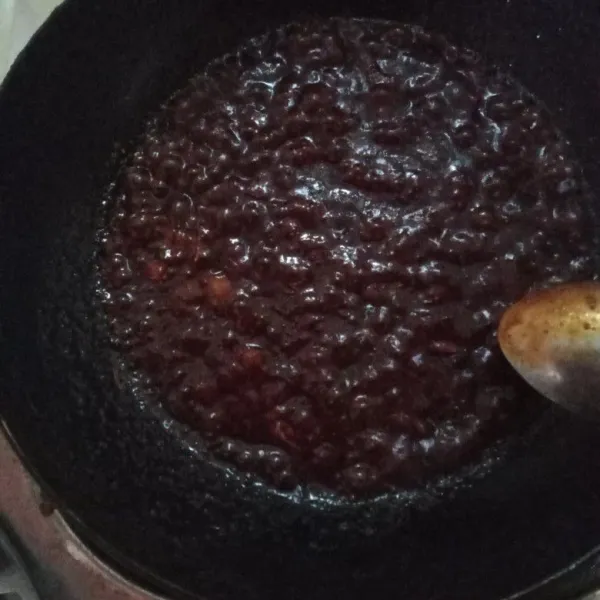 Tambahkan saus gochujang kemudian tambahkan air.