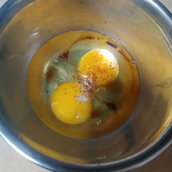 Masukan telur dan bumbu dalam wadah