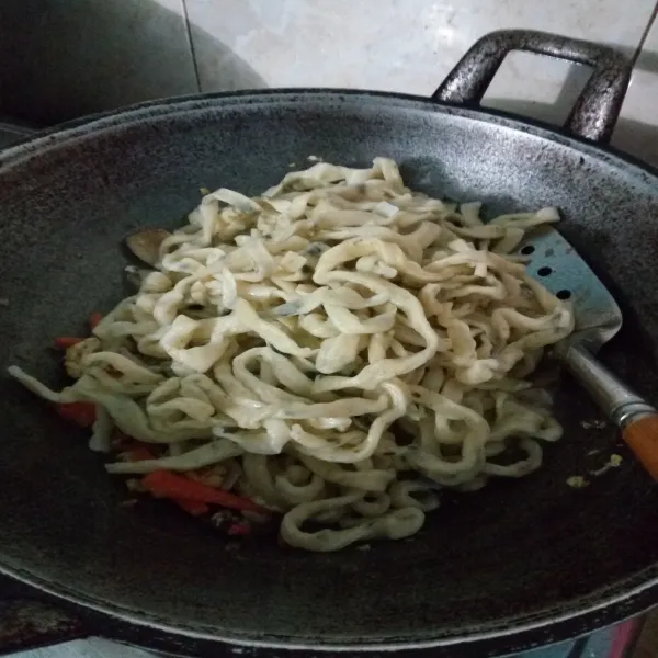 Terakhir masukkan mie nori homemade. Aduk semua hingga tercampur rata.