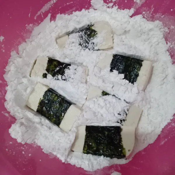 Campurkan tepung maizena dengan garam dan lada, baluri tahu dengan tepung.