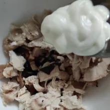 Buat Isian dengan menyiapkan potongan wortel, sosis, nori dan ayam suwir, tambahkan mayonais.