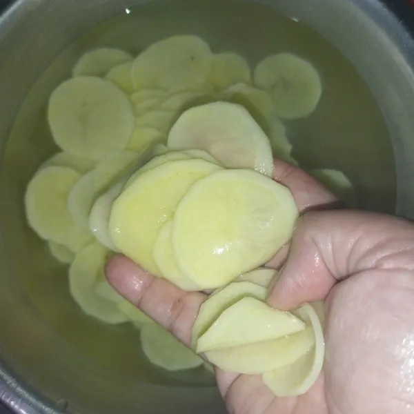 Setelah 30 menit, potongan kentang akan terasa lemas, nah tahap ini adalah rahasia kentang menjadi renyah tahan lama dan matang merata.