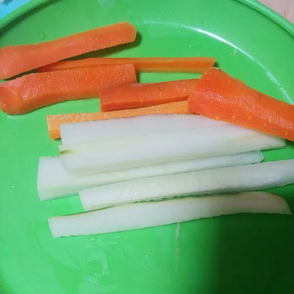 Siapkan sayuran untuk isian, untuk wortel sebelumnya sudah direbus hingga matang.