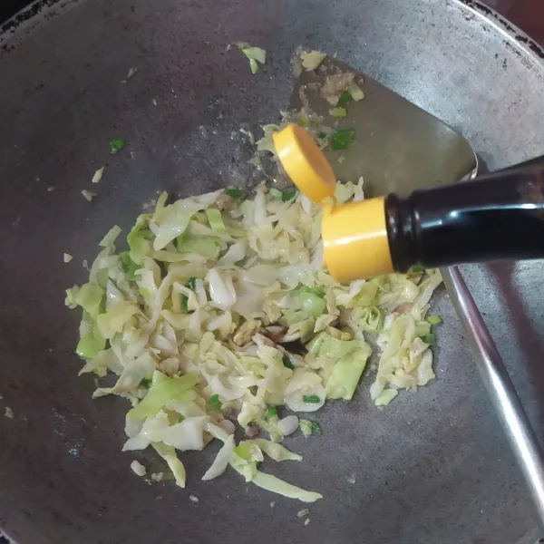 Masukkan irisan daun pre dan kol, tuang air dan masak hingga layu. Bumbui minyak wijen, kecap asin, garam, penyedap rasa dan gula. Aduk rata.