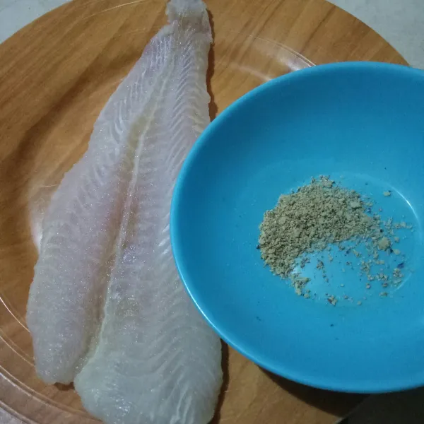 Siapkan ikan dori dan campuran garam dan lada bubuk